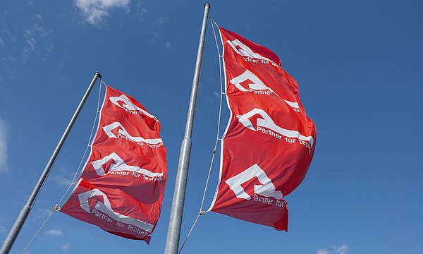 Ansprechpartner Partnerbetriebe Partner für Technik Fahnen mit Log von Partner für Technik